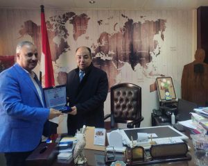 وكيل وزارة الشباب والرياضة بالقليوبية يكرم الممثل القانوني لهيئة الشبان العالمية ببنها