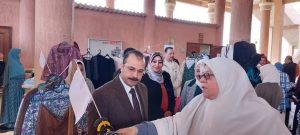 نائب رئيس جامعة بنها يفتتح معرض الملابس الخيرى لطلاب كلية التربية