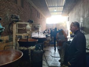 قبل شهر رمضان .. ضبط مصنع لإنتاج "قمر الدين" المغشوش فى القناطر الخيرية - صور