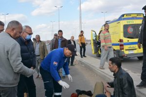 محافظ القليوبية يطمئن على أحد المواطنين بحادث مروري بمحور الخصوص