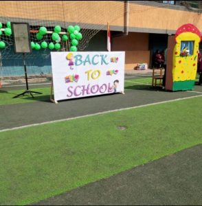 ميكي يستقبل عصافير الشبان في اول يوم دراسي