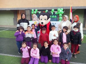 ميكي يستقبل عصافير الشبان في اول يوم دراسي