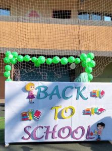 ميكي يستقبل عصافير الشبان في اول يوم دراسي