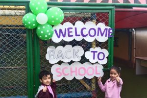 ميكي يستقبل عصافير الشبان في اول يوم دراسي