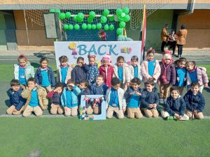 ميكي يستقبل عصافير الشبان في اول يوم دراسي