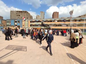 شبان بنها تتحدى مخاطر الزلازل بتجربة اخلاء ناجحة