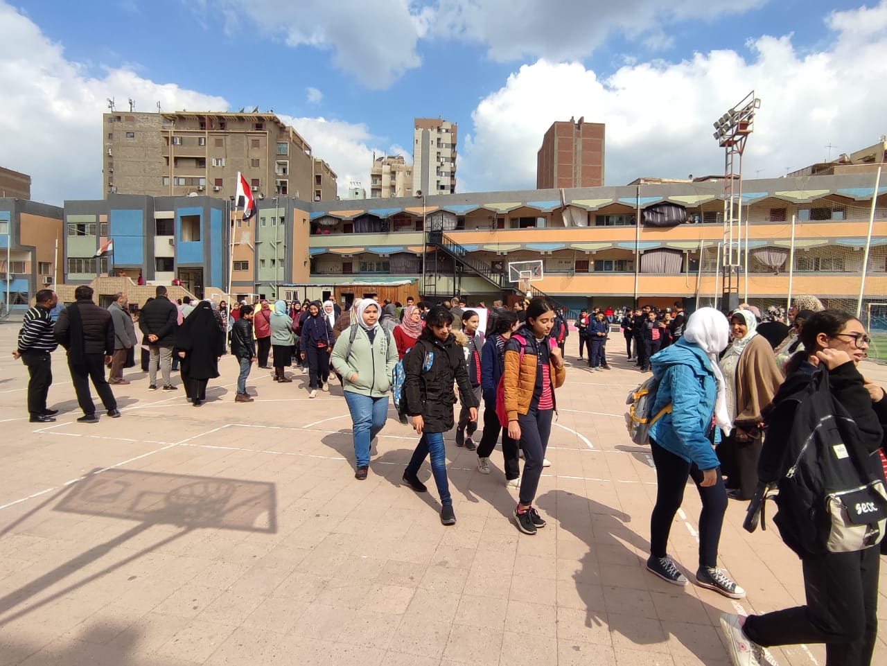 شبان بنها تتحدى مخاطر الزلازل بتجربة اخلاء ناجحة