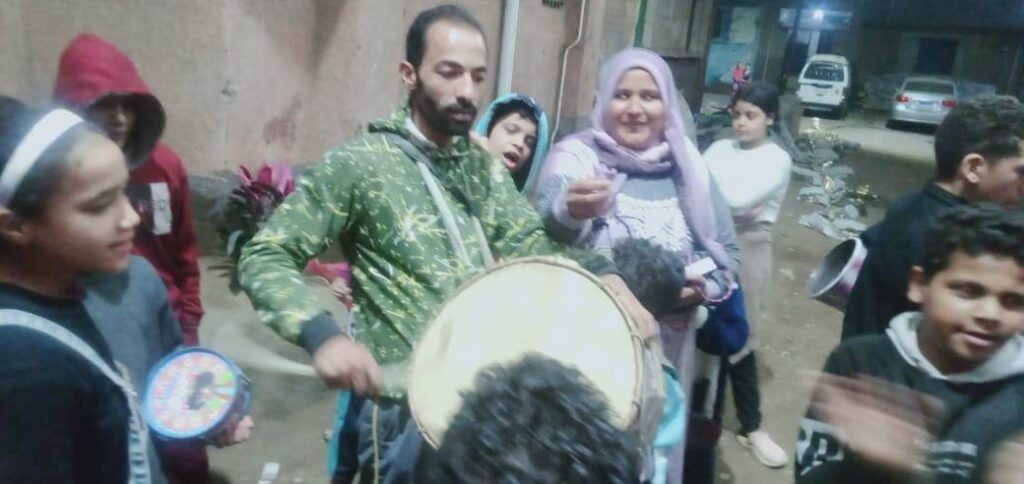 بحب أفرح الناس .. وفاء أول مسحراتيه في بنها - صور بحب أفرح الناس .. وفاء أول مسحراتيه في بنها - صور
