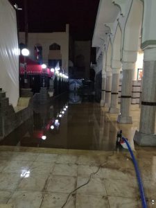 نموذج في إدارة الأزمة .. شفط مياه الأمطار في وقت قياسي بمجمع مدارس الشبان العالمية ببنها