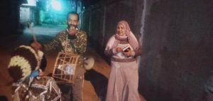 بحب أفرح الناس .. وفاء أول مسحراتيه في بنها - صور