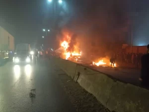 اندلاع حريق بسيارة بجوار وحدة إسعاف طوخ - صور