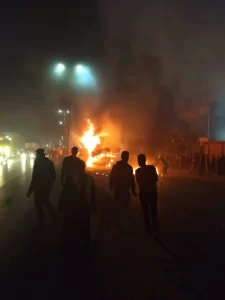 اندلاع حريق بسيارة بجوار وحدة إسعاف طوخ - صور