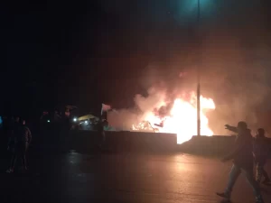 اندلاع حريق بسيارة بجوار وحدة إسعاف طوخ - صور