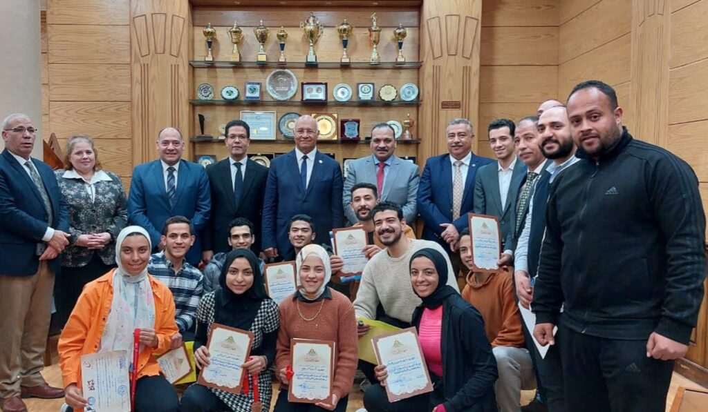 مجلس جامعة بنها يكرم الطلاب المتميزين في الأنشطة الطلابية بالجامعة