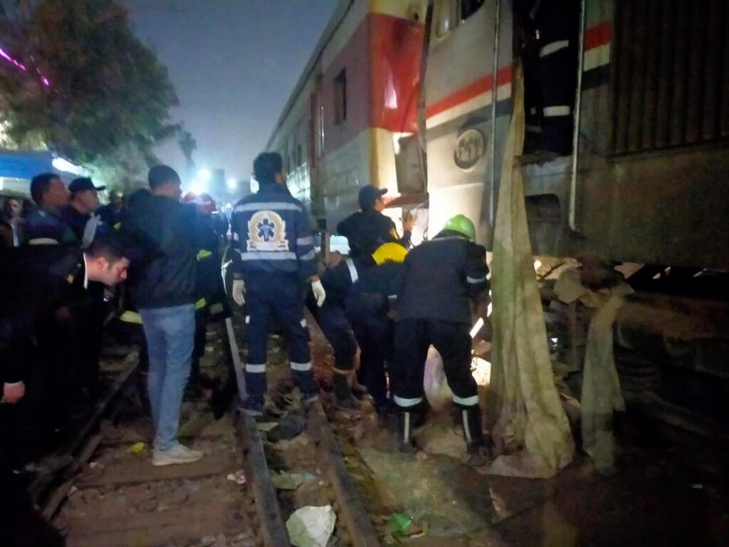 وزارة الصحة :16 مصاب وحالة وفاة في حادث قطار قليوب.. الدفع بـ 20 سيارة إسعاف 