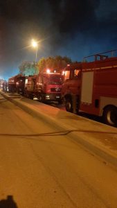 صور - الدفع بـ 15 سيارات إطفاء للسيطرة على حريق مصنع العبور