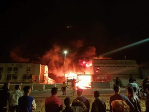 صور - الدفع بـ 15 سيارات إطفاء للسيطرة على حريق مصنع العبور