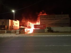 صور - الدفع بـ 15 سيارات إطفاء للسيطرة على حريق مصنع العبور