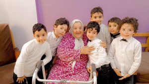 " لغرس قيم الوفاء ".. شبان بنها تحتفل بعيد الأم في دار المسنيين