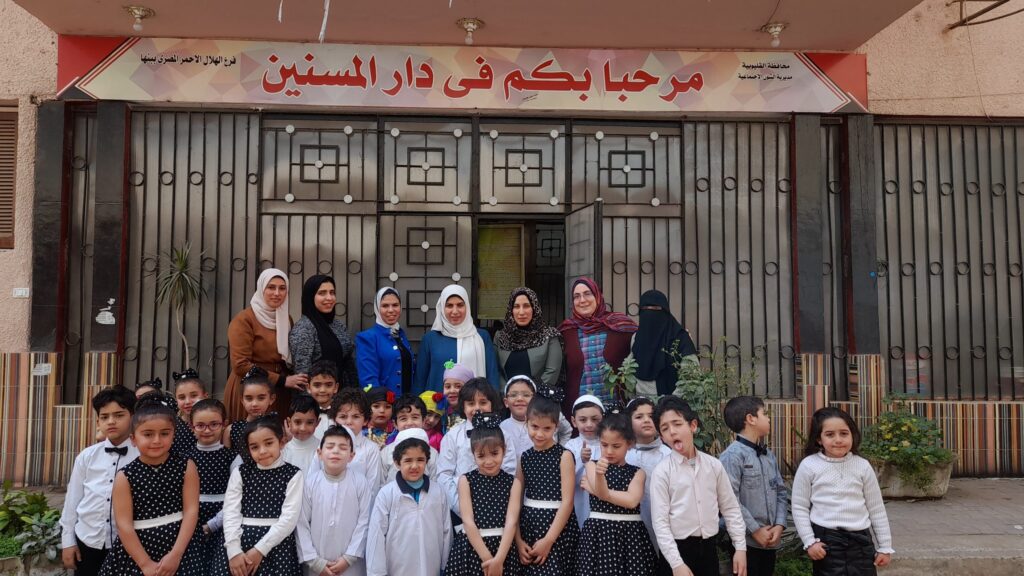 " لغرس قيم الوفاء ".. شبان بنها تحتفل بعيد الأم في دار المسنيين