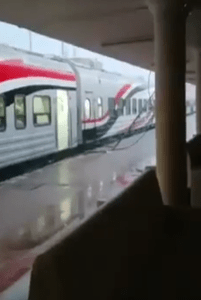 تعرف على حقيقة سقوط كابل كهربائي بمحطة قطارات بنها بسبب الطقس السيئ