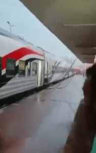 تعرف على حقيقة سقوط كابل كهربائي بمحطة قطارات بنها بسبب الطقس السيئ