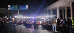 صور - تحويلات مرورية جديدة بسبب هبوط أرضي بكوبري الفحص ببنها