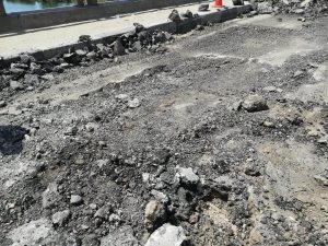 بدء إصلاح الهبوط الأرضي بالطريق الزراعي ببنها