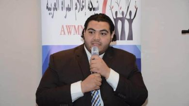 السعي للشهرة وجمع الأموال بالعري