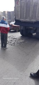 صور - تحويلات مرورية جديدة بسبب هبوط أرضي بكوبري الفحص ببنها