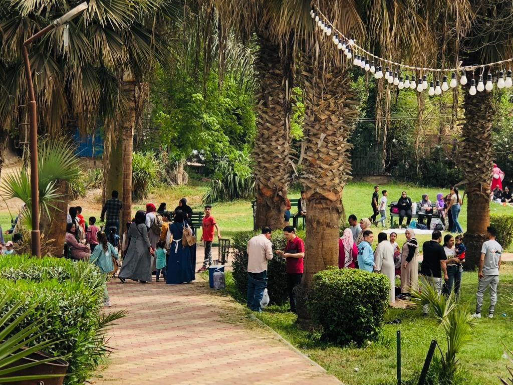 صور .. إقبال المواطنين على حدائق القناطر في ثالث أيام العيد