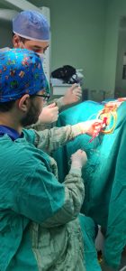 صور - إجراء جراحة نادرة لطفلة تعاني من عيب خلقي بتأمين بنها