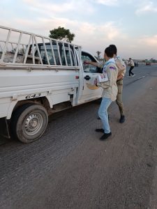 جوالة مركز شباب قلما ينفذون مبادرة إفطار الطريق لإطعام المسافرين على الطريق الزراعي بالقليوبية