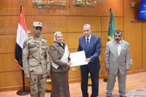 محافظ القليوبية يُكرم 32 أم مثالية وأمهات الشهداء