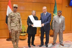 محافظ القليوبية يُكرم 32 أم مثالية وأمهات الشهداء