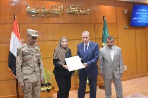 محافظ القليوبية يُكرم 32 أم مثالية وأمهات الشهداء