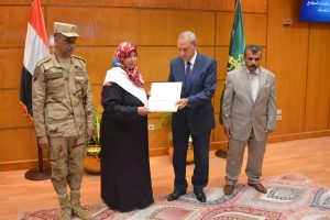 محافظ القليوبية يُكرم 32 أم مثالية وأمهات الشهداء