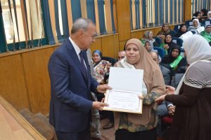 محافظ القليوبية يُكرم 32 أم مثالية وأمهات الشهداء