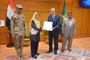 محافظ القليوبية يُكرم 32 أم مثالية وأمهات الشهداء