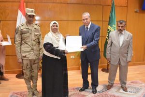 محافظ القليوبية يُكرم 32 أم مثالية وأمهات الشهداء