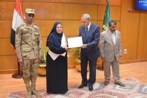 محافظ القليوبية يُكرم 32 أم مثالية وأمهات الشهداء