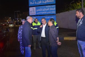 محافظ القليوبية يُتابع جهود عمليات رفع تراكمات مياه الأمطار بمدينة بنها - صور