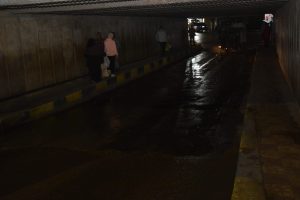 محافظ القليوبية يُتابع جهود عمليات رفع تراكمات مياه الأمطار بمدينة بنها - صور