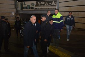 محافظ القليوبية يُتابع جهود عمليات رفع تراكمات مياه الأمطار بمدينة بنها - صور