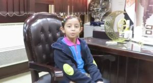 أصغر مذيعة.. فريدة تجري حوار مع ممثل هيئة الشبان العالمية