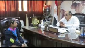 أصغر مذيعة.. فريدة تجري حوار مع ممثل هيئة الشبان العالمية