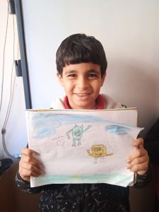 زهور الشبان يبدعون  برسومات كرتونية أثناء حصص التربية الفنية