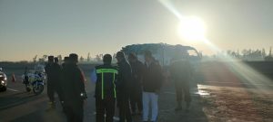 انقلاب سيارة نقل محملة بعلب سمن أعلى الطريق الحر والهجان ينتقل لموقع الحادث
