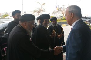 محافظ القليوبية يستقبل وفد كنسي للتهنئة بعيد الفطر المبارك