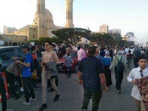 بالصور التذكارية والبلالين.. أهالي بنها يحتفلون بالعيد